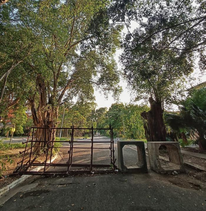 Una de las calles que da acceso a Ciudad Escolar Libertad con obstáculos en el camino