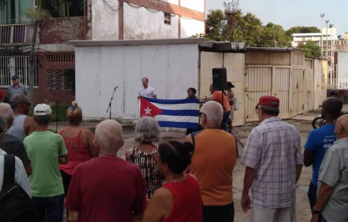 En el Consejo Popular Latinoamericano del municipio Cerro , los vecinos patentizaron su respaldo incondicional al editorial del Periodico Granma La Vigilancia Revolucionaria no se descuidara jamas.