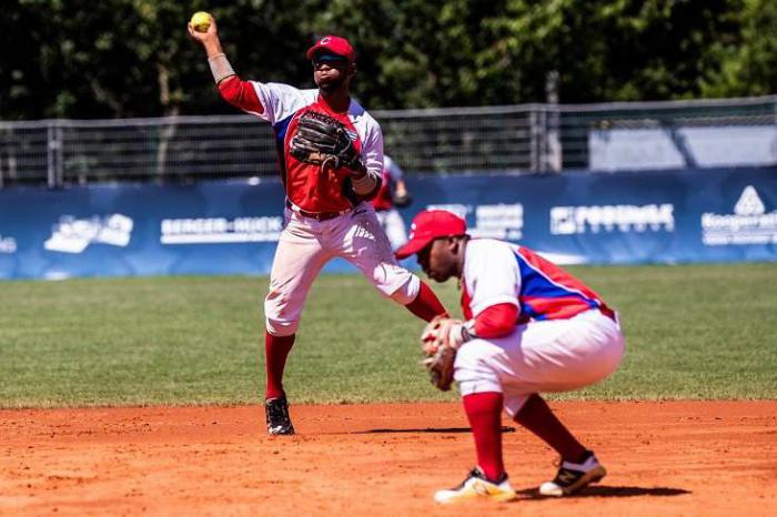 Softball centroamericano: Cuba tomó café colombiano y sigue invicta