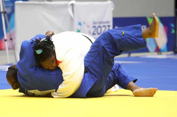 Con saldo de 12 victorias y solo dos reveses Cuba ganó este martes  la prueba del por equipos mixtos.