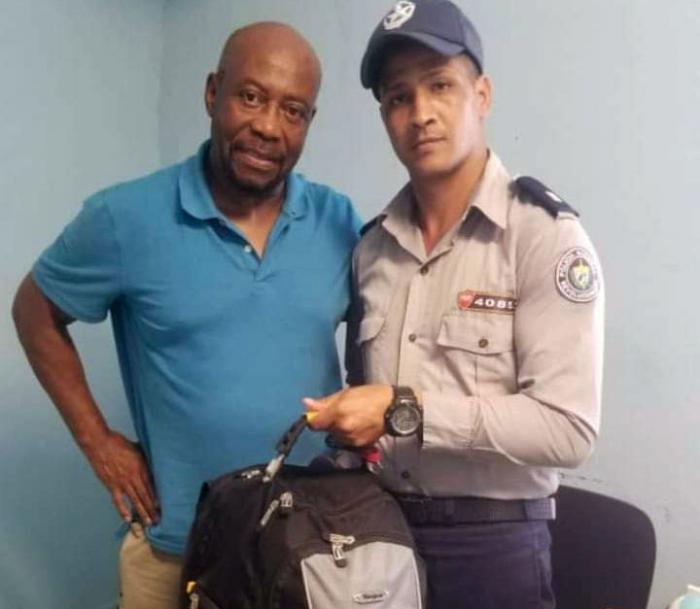 Rudolph Marshall, norteamericano de visita en Cuba junto al combatiente de la PNR que se encontró sus pertenencias.