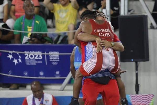 Luchadores cubanos abrazados