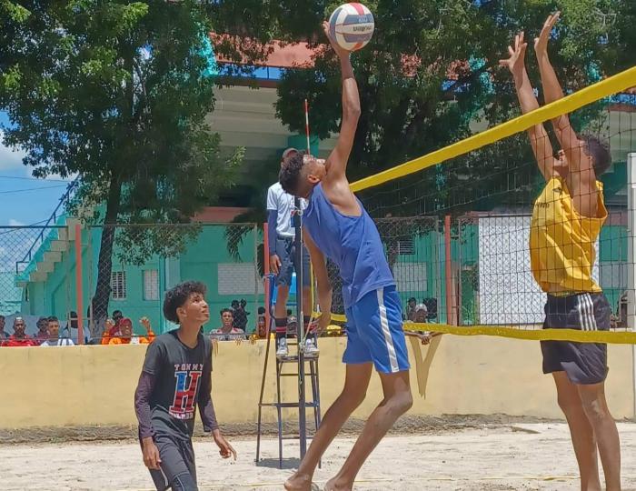 Escolares jugando voleibol. 