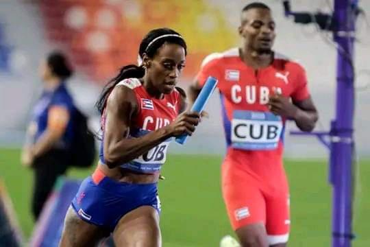 Atletismo, una atleta cubana y un corredor 