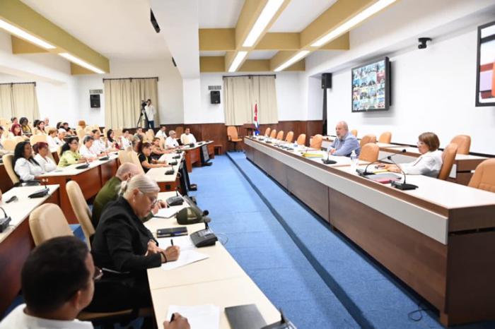 Marrero Cruz en reunión de Dpto Atención a la Población del Gobierno