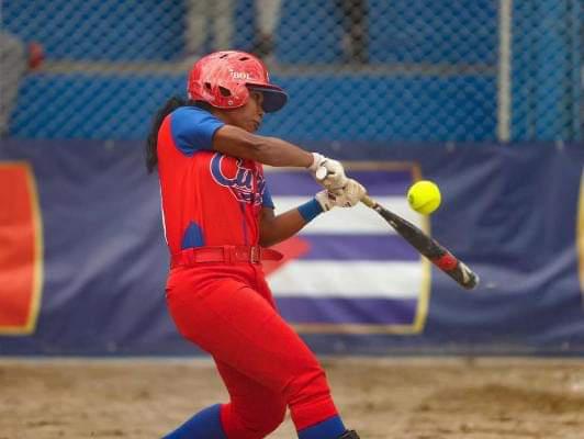 Jugadora de softball cubana bateando
