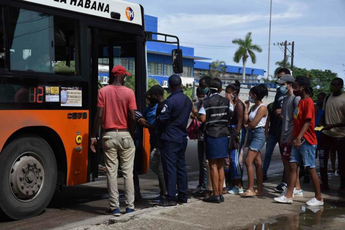 Personas que montan una guagua
