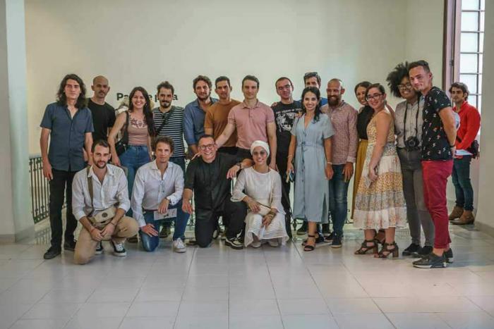 Equipo del Fondo de Arte Joven junto a algunos de los artistas de la exposición Paisaje para el próximo siglo.