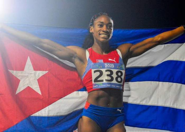Deportista cubana con la bandera cubana