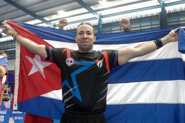 Cubano Andy Pereira se celebra triunfo frente al boricua Brian Afanador en la final individual masculina tenis de mesa con sede en el Polideportivo 