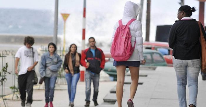 Personas caminando por la acera