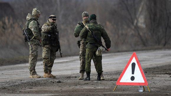 Militares de las Fuerzas Armadas de Rusia en un puesto de control en la ciudad de Armiansk, Crimea, Rusia, el 24 de febrero de 2022 Konstantín Mijalchevski 