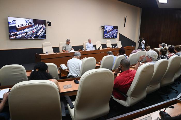 Díaz-Canel junto a médicos y científicos en encuentro sobre Cirugía de mínimo acceso