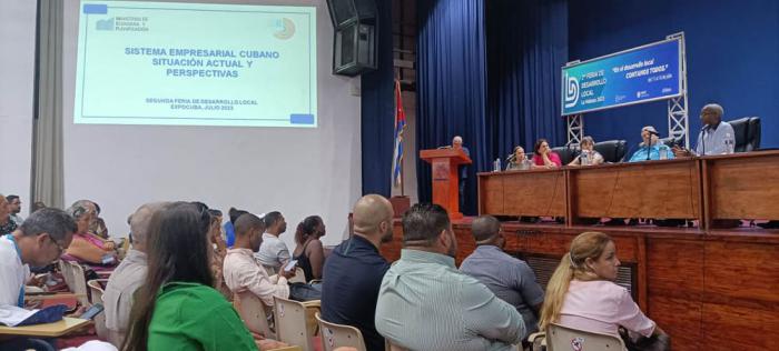 Intercambios en II Feria de Desarrollo Local