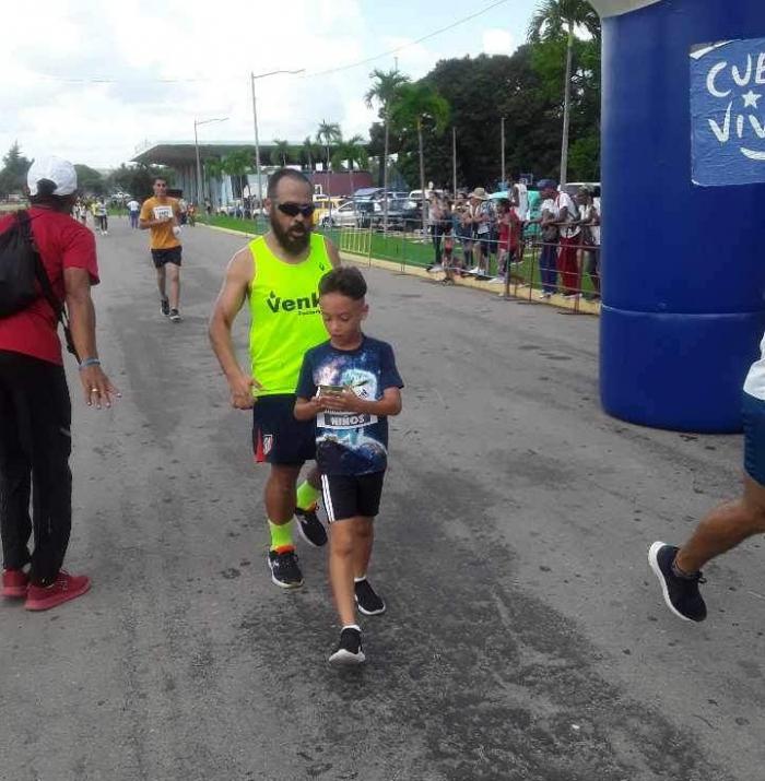 Personas en la carrera caminata