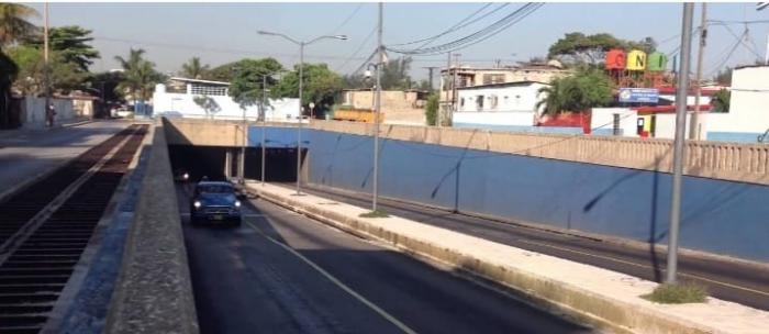 Carro saliendo del túnel de Línea
