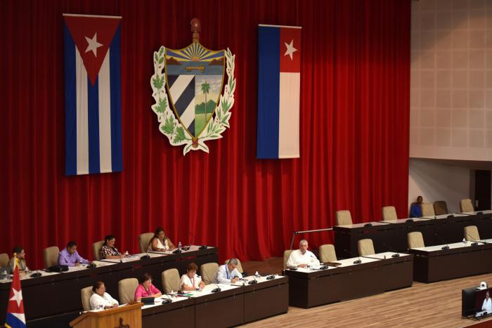 Miguel Díaz-Canel junto a otros participantes