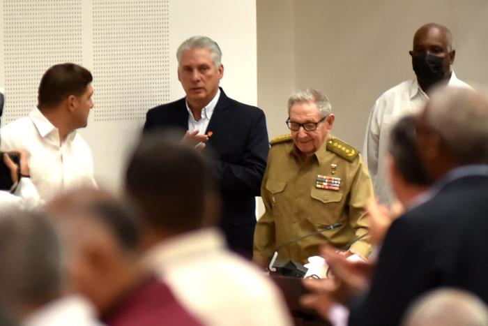 Raúl y Díaz-Canel en I Período de Sesiones del Parlamento cubano
