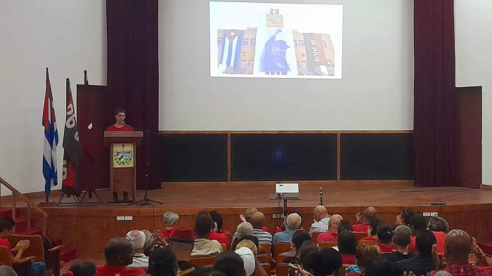 Jorge Luis Iglesias, presidente de la FEU en la universidad, y participantes en el acto