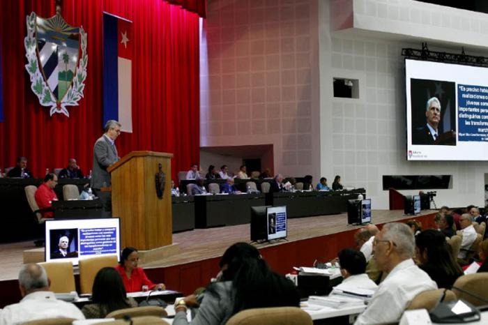 Jorge Luis Perdomo Di-Lella, vice primer ministro, y otros participantes