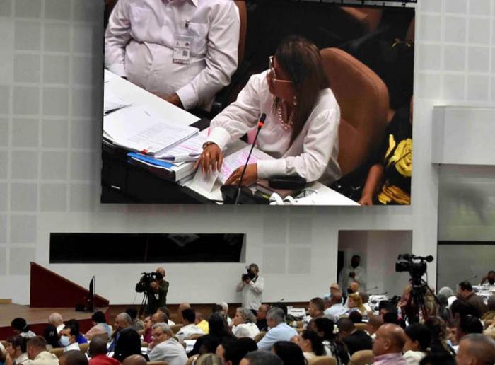 Yanet Hernández Pérez, Gobernadora, en sesión Parlamento cubano