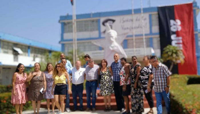 El secretario general de la FSM Pambis Kyritsi, en su visita a la Empresa Industria Electrónica Camilo Cienfuegos, del municipio de Boyeros.