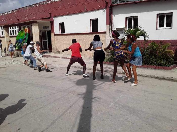 Personas halando la soga