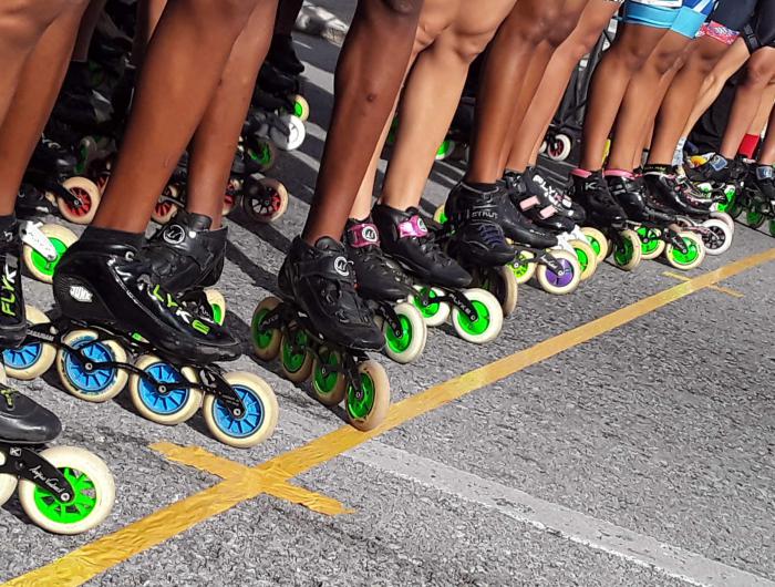 Pies de personas con patines