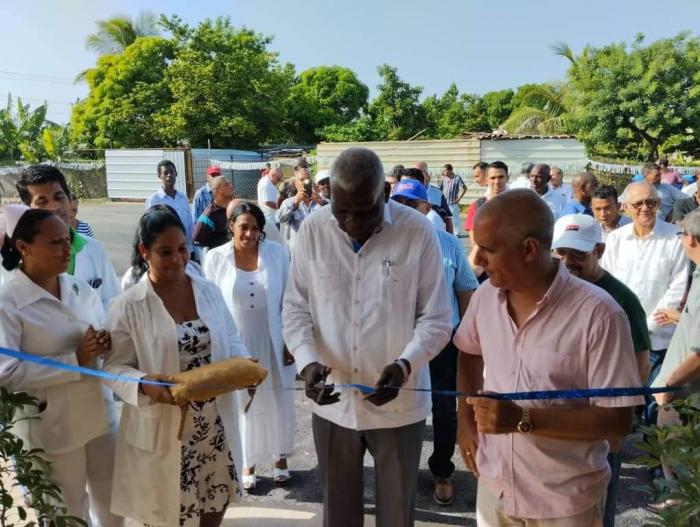 Esteban Lazo cortando la cinta en la Inauguración del consultorio médico.