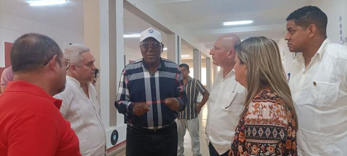 En el Círculo Social Obrero José Luis Tasende, el vicepresidente cubano intercambia con vacacionistas y con directivos de las entidades vinculadas a la actividad de la gastronomía y la recreación en esas instalaciones.