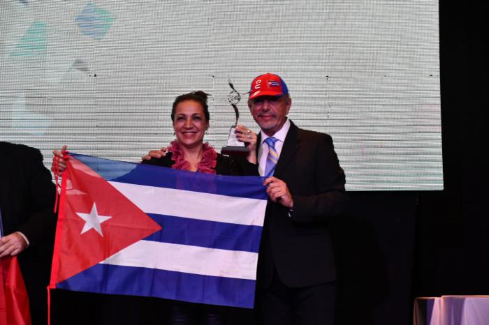 El doctor Orlando Terré Camacho, presidente de COMAU, entregó el premio Eureka 2023 en la Categoría Excelencia Académica, a la licenciada  Analía Nilda Lacquaniti, de Argentina, designada por el comité internacional, en representación de la UCCFD.