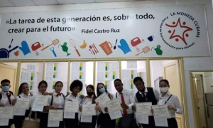 Miembros de Moneda Cubana con un diploma en las manos