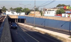 Carro saliendo del túnel de Línea