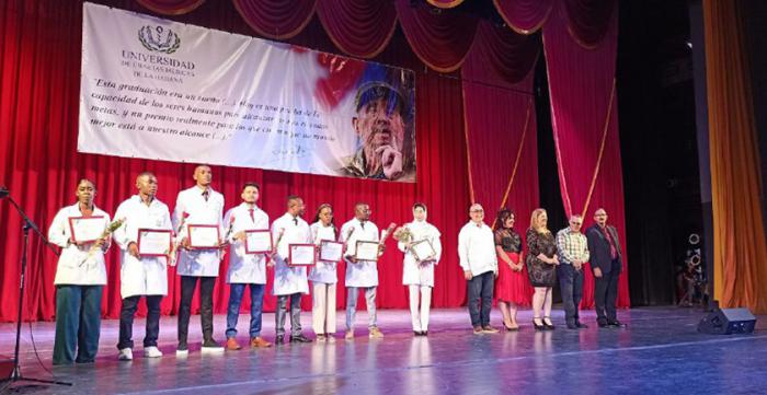 Reciben títulos universitarios profesionales de la salud