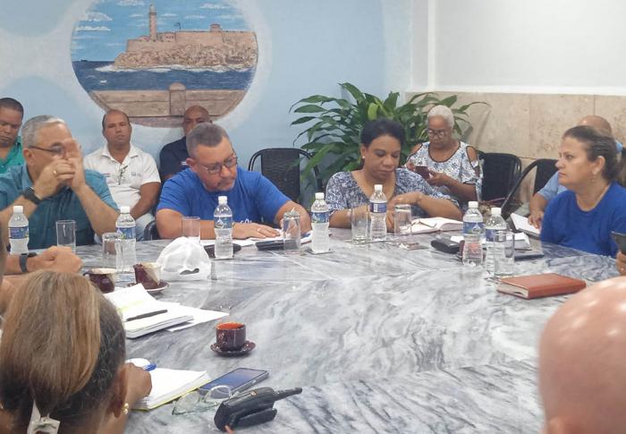 Intercambio con trabajadores hidráulicos
