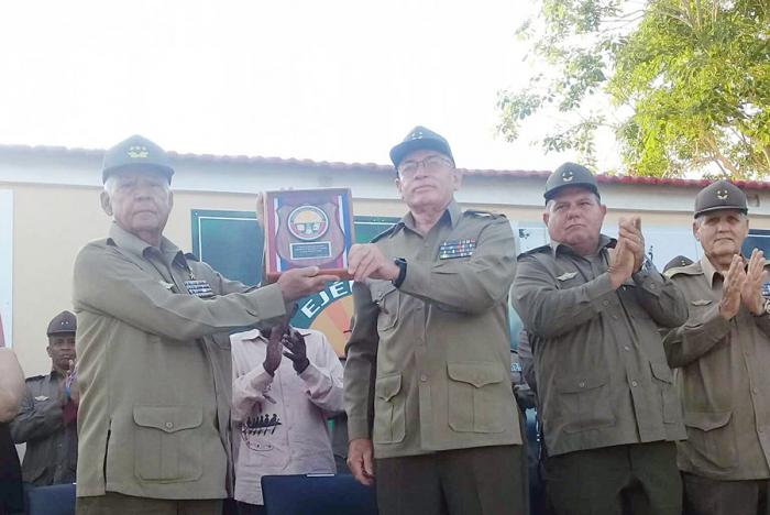 Al general de Ejército Raúl Castro Ruz, líder de la Revolución, se le reconoció como fundador del Ejército Juvenil del Trabajo, recibiendo la placa alegórica el General de Cuerpo de Ejército Joaquín Quintas Solá, viceministro de las FAR.