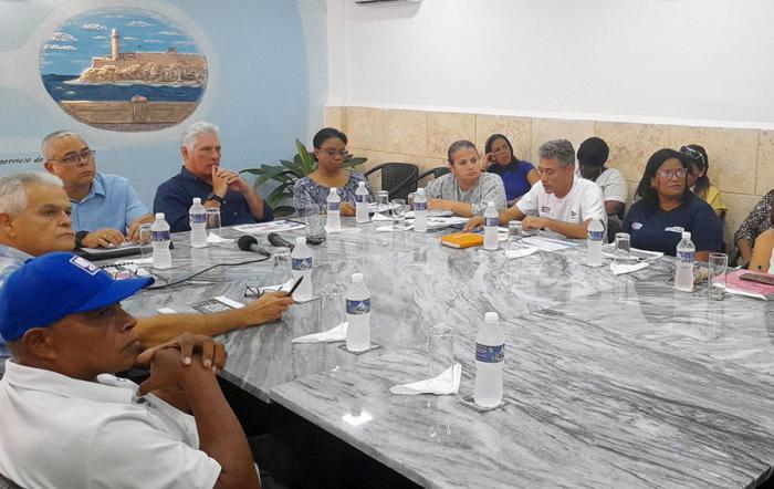 El Presidente de la República, Miguel Díaz-Canel, acompañado de la viceprimera ministra Inés María Chapman, y las principales autoridades de la capital revisó la marcha de los planes relacionados con el agua, desechos sólidos y la recreación.
