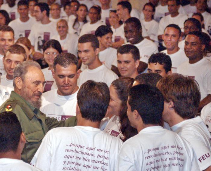 Fidel rodeado de jóvenes