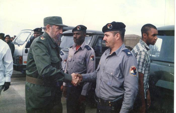 Fidel junto a policías cubanos