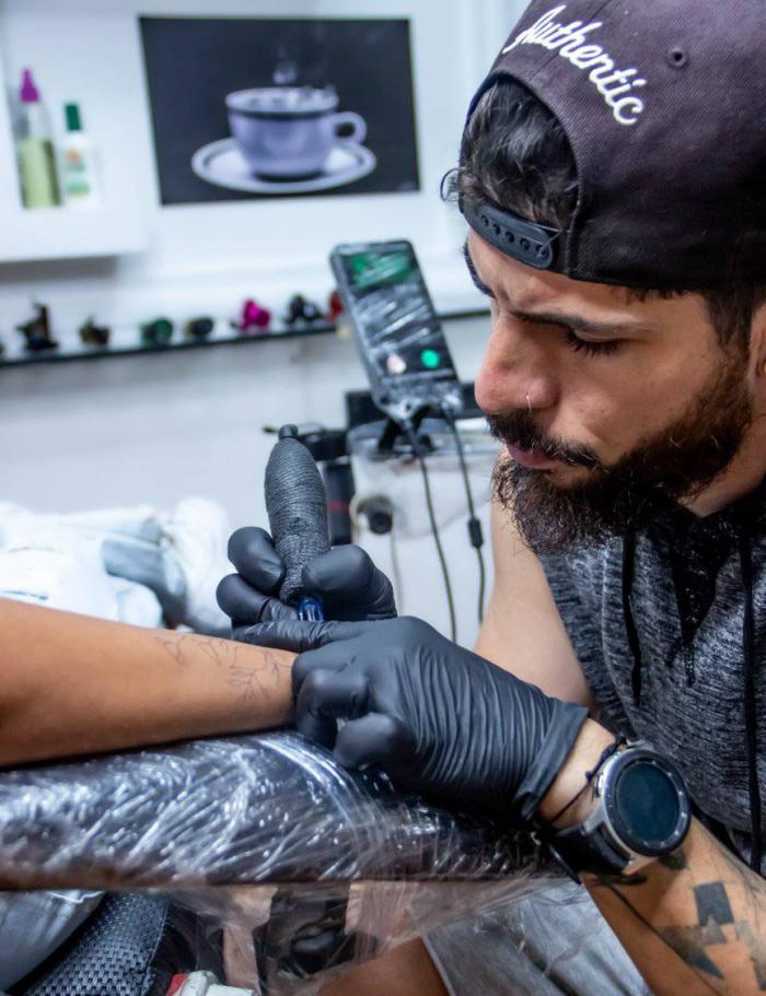 Maike Roque eterniza simbologías sobre la anatomía humana.