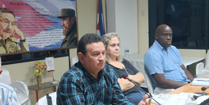 De izquierda a derecha, Yosvany Pupo Otero, viceministro del Comercio Interior; Niurka Álvarez Vila, enlace del Consejo de Ministro con el Mincin; y Reinaldo Cruz Rivera, Fiscalía General de la República.