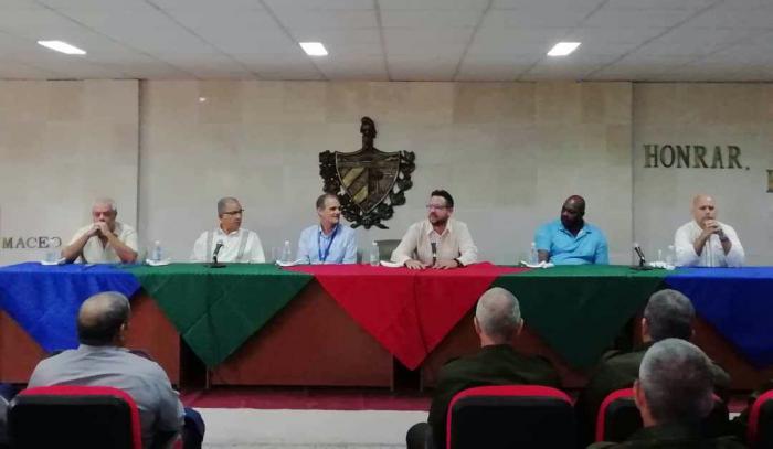Un intercambio entre jóvenes combatientes del Ministerio del Interior (MININT) con personalidades vinculadas a la vida del Comandante en Jefe Fidel Castro Ruz, se efectuó en el Bosque de los Mártires de los Órganos de la Seguridad del Estado, en La Habana, en homenaje al aniversario 97 del natalicio del Líder Histórico de la Revolución Cubana.