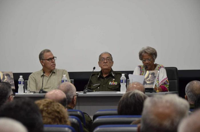 El director de la Casa Editorial Capitán San Luis, Julio Cubría Vichot; Olivia Diago Izquierdo, editora del libro; y el autor del libro, el General de División de la Reserva Romarico Sotomayor García.