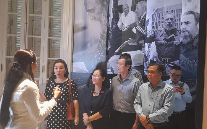 Delegación vietnamita dentro del centro y una guía.