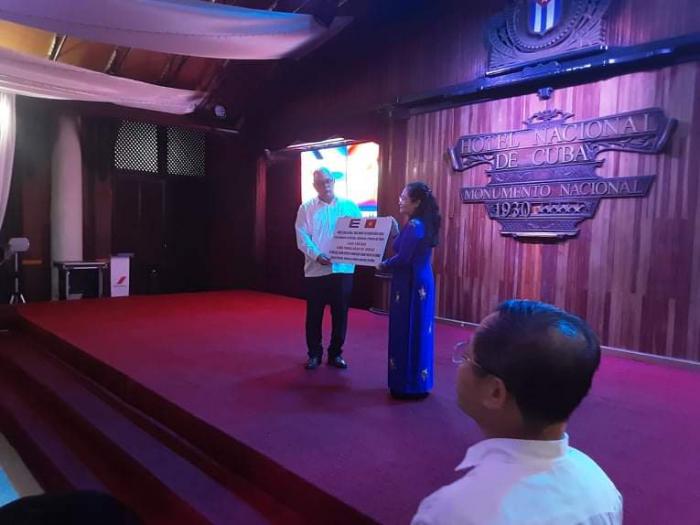 Entrega oficial del donativo de arroz.