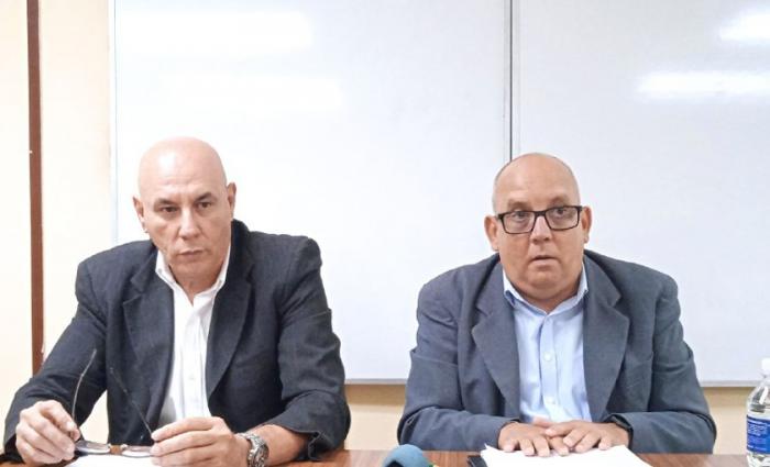 En conferencia de prensa Alberto Quiñones, vicepresidente del BCC, y Julio Antonio Pérez, su director de Operaciones y Sistemas de Pago.