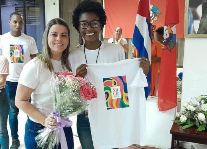 Karen junto a la primera secretaria de la UJC, Aylin Álvarez