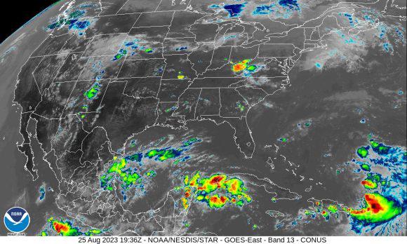 Mapa del mundo donde se ve Cuba con las nubes