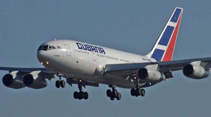 Avión de cubana volando