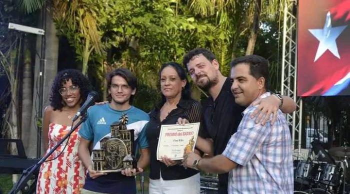 Yanelys Tablada Ramírez, miembro del Secretariado Nacional de los CDR ,y Eliades Rodríguez Martínez, Coordinador Provincial de la Habana, entregaron al colectivo del Programa de la Televisión Cubana 